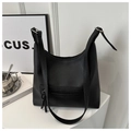 Dettaglio della borsa tote nera in pelle martellata con tasca frontale con cerniera argento - Nero