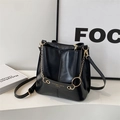 Bolso cubo negro clásico con cadena dorada y acabado de cuero pulido brillante - Negro