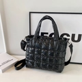 Bolso tote negro acolchado de nailon brillante con correa ancha ajustable para hombro - Negro