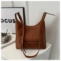 Dettaglio della borsa hobo in pelle martellata marrone con fibbia argentata - Marrone