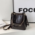 Bolso cubo marrón oscuro de cuero sintético con cadena dorada y correa ajustable en blanco - Marrón