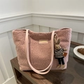 Borsa tote rosa in lana di agnello con tracolla e ciondolo a forma di coniglio - Con Ciondolo / Rosa