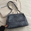 Borsa a tracolla vintage blu navy effetto marmo con logo argento e catena in pelle - Blu