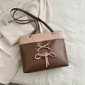 Bruine en beige leren tote tas met strikdetail en grote capaciteit voor dagelijks gebruik - Bruin