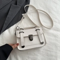 Vintage weiße Leder-Umhängetasche in Quadratform mit Metallschnalle und Griff - Weiß