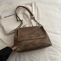 Grande borsa tote vintage marrone in pelle invecchiata con tracolla a catena in metallo - Marrone