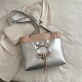 Zilveren en roze shopper met strik op wit linnen en blazer achtergrond - Zilver