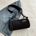 Bolso cilíndrico de pana negra con correa tejida y etiqueta de diseño moderno - Negro
