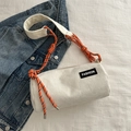 Bolso bandolera cilíndrico de pana blanca con correa tejida de tres colores - Blanco