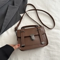 Kleine braune Retro-Umhängetasche für Damen mit Metallschnalle und praktischem Handgriff - Braun