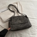 Borsa a tracolla vintage grigio scuro con texture opaca e dettaglio catena metallica - grigio scuro