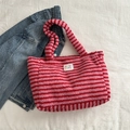 Gestreifte Tragetasche aus Lammwolle in Pink und Rot mit dekorativem Logo-Patch - Rosa