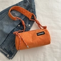 Bolso cilíndrico de pana naranja brillante con etiqueta de moda y correa tejida - Naranja