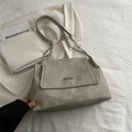 Borsa a tracolla grigio chiaro con catena metallica e trama scamosciata su fondo bianco - Grigio chiaro