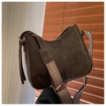 Dettagli borsa a sella marrone scuro con tracolla boho e trama in ecopelle - caffè