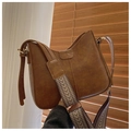 Dettaglio borsa a tracolla marrone vintage con ampia tracolla geometrica etnica - Marrone