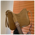 Dettaglio della borsa a tracolla vintage in ecopelle marrone con tracolla intrecciata - Cachi