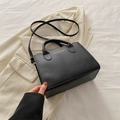 Sac fourre-tout noir à bords ondulés, lettrage doré et bandoulière réglable chic - Noir