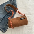 Bolso cilíndrico de pana marrón con correa de cuerda tejida y etiqueta moda - Marrón