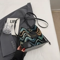 Borsa a secchiello in maglia testurizzata verde scuro e senape con dettagli in pelle - Nero