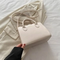 Sac fourre-tout beige minimaliste avec bords ondulés et bandoulière sur veste - Blanc
