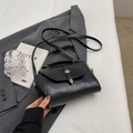Petit sac bandoulière vintage en similicuir noir avec boucle dorée et poignée ronde - Noir