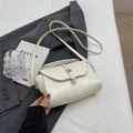 Sac bandoulière vintage blanc crème en cuir vegan avec boucle métal rétro et poignée - Blanc Cassé