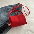 Bolso bandolera pequeño de pana roja con forma de almohada y herrajes dorados - Rojo