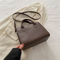 Sac fourre-tout trapèze marron foncé en similicuir avec lettrage doré et bandoulière - Marron