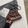 Sac bandoulière rétro marron foncé avec boucle dorée et finition en cuir brillant - Marron