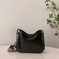 Sac hobo noir en cuir PU brillant avec une large bandoulière tissée géométrique - Noir