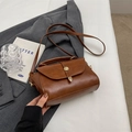 Sac carré rétro en cuir PU marron caramel avec boucle dorée et bandoulière - Marron