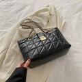 Schwarze gesteppte Shopper-Tasche mit goldenem Schloss und Kettenriemen auf Blazer - Schwarz