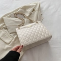 Borsa a tracolla beige trapuntata con catena dorata ed elegante pelle sintetica - Bianco