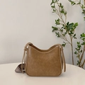 Sac bandoulière vintage marron avec large sangle à motifs et silhouette demi-lune - Kaki