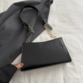 Bolso de hombro retro negro en cuero sintético con cadena dorada y fondo gris - Negro