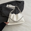 Sac nuage blanc plissé en cuir grainé avec bandoulière chaîne argentée et détails fins - Blanc