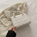 Bolso de mano blanco acolchado de cuero sintético con correa ajustable y diseño elegante - Blanco