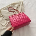 Borsa a tracolla trapuntata rosso rosa con catena dorata e design rettangolare elegante - rosa acceso