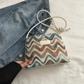 Bolso bandolera para mujer con diseño de chevrón colorido y logo de cuero beige - Blanco