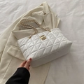 Elegante weiße Stepptasche mit goldener Kette und Metallverschluss für Damen - Weiß