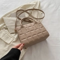 Bolso bandolera acolchado en color beige mate con correa ajustable al hombro - Caqui