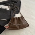 Sac bandoulière en cuir marron foncé avec chaîne argentée et design plissé rétro - Marron