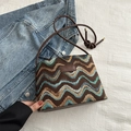 Bolso bandolera de punto con patrones de ondas marrones y correa cilíndrica - Marrón