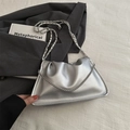 Sac nuage argenté à chaîne avec texture grainée métallisée et plis élégants - Argenté