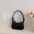Borsa sottobraccio nera a mezzaluna con trama trapuntata a V e dettagli in metallo oro - Nero