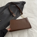 Bolso de hombro vintage marrón oscuro con cadena metálica y detalle de correa - Marrón