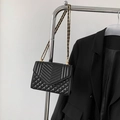 Sac bandoulière matelassé noir classique avec chaîne dorée et motifs de couture variés - Noir