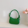 Dettaglio borsa a mezzaluna verde con trapuntatura a V e manici con nodi decorativi - Verde
