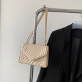Petit sac bandoulière beige matelassé avec chaîne dorée et rabat en V chic - Blanc Cassé